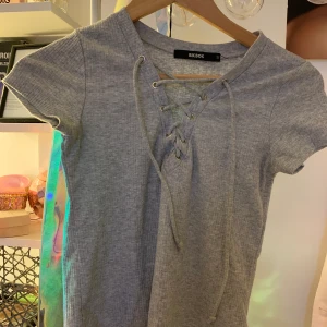 Tröja  - Sälger dena ribbad gråa snygga toppen, den är i väldigt bra skick och inte använd så många gånger men sitter fint:)