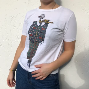 T-shirt med tryck  - Svin cool tröja från zara med kvinnotryck på, köparen står för frakten 💓💓