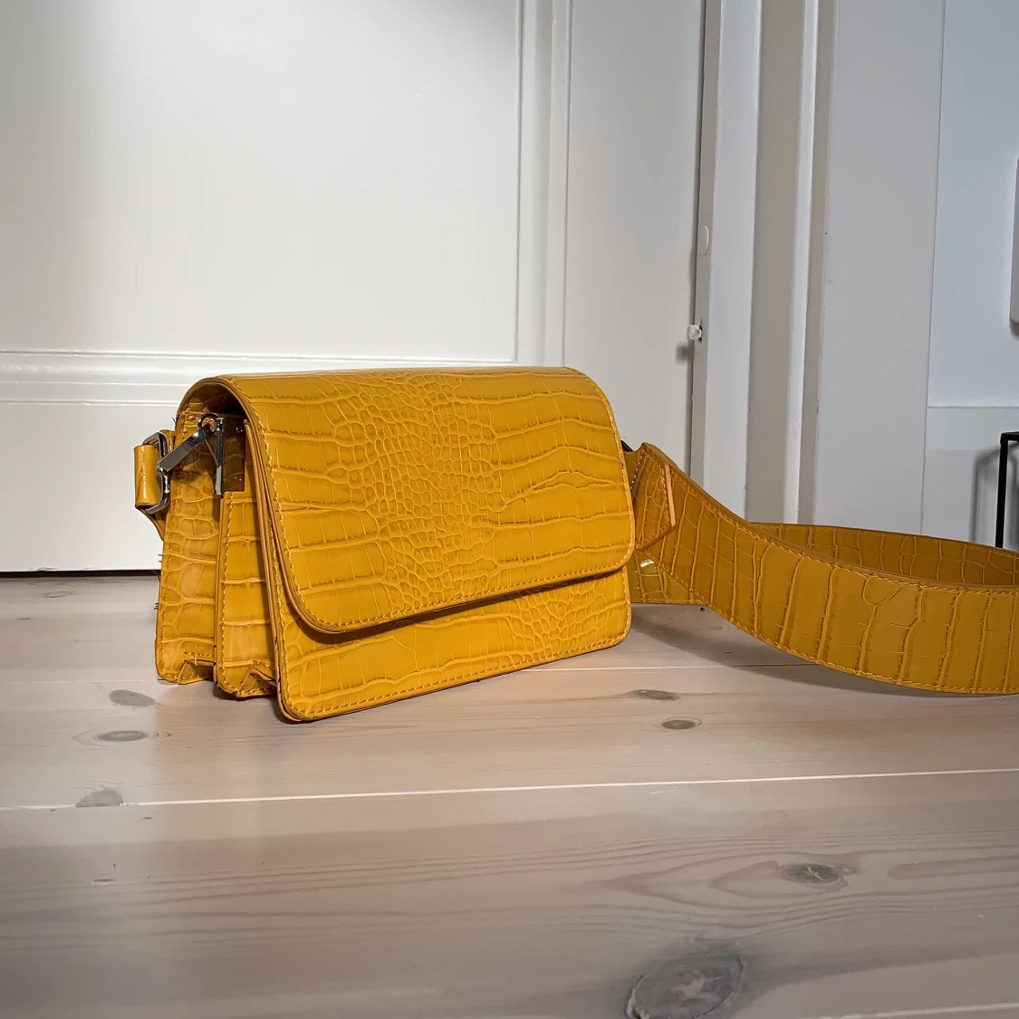 Pieces väska i fejk krokodilskinn  - 90