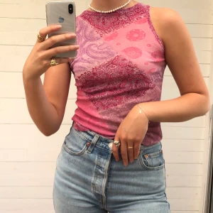 Rosa, mönstrat linne - Mönstrat linne i olika rosa färger. Kommer från en kollektion gjord för H&M på 90-talet. Storlek M men passar definitivt en XS/S också. Hör av er vid intresse 💞