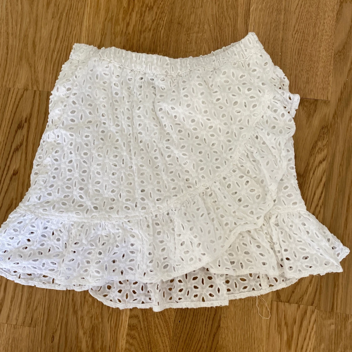 Vit kjol med volang stl 34🥰