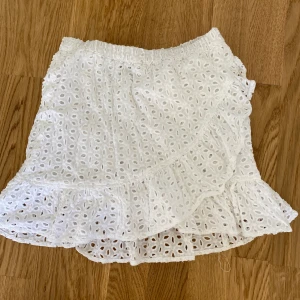 Vit kjol med volang stl 34🥰 - Söt kjol från boohoo stl 34 😚