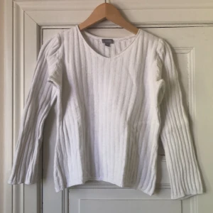 Stickad tröja  - Jättefin vit stickad tröja. Står storlek M men skulle mer säga den passar XS-S 