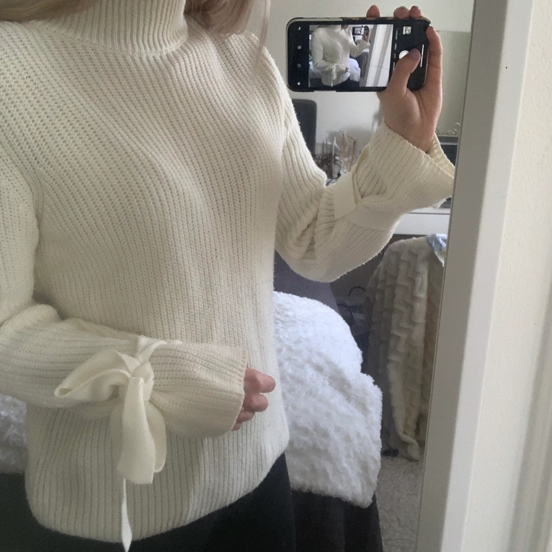 Stickad tröja med knytning 