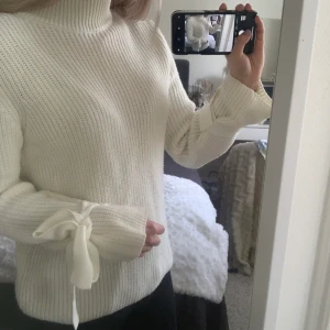 Stickad tröja med knytning  - Supersöt stickad tröja med knytningar i ärmarna. Säljer då den aldrig används 💓