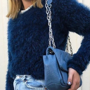 Fluffig sweater från monki i xs-s - Det här ursnygga fluffiga tröjan kommer tyvärr inte till användning här så jag tänkte att någon av er kanske ville köpa den. Den sitter i perfekt längst på mage och armar och kliar inte ett dugg. Köparen står för frakten. Vi kan diskutera pris 