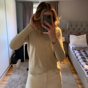 Tunn stickad tröja  - Säljer min stickade tröja från H&M som är i storleken S💕 tröjan är en tunn stickad tröja som är mycket skön en sval sommarkväll💕 säljer den för att den inte har kommit till andväning, så i bra skick💕 kunden står för frakten.