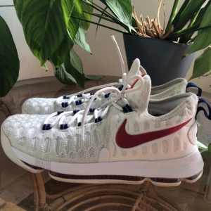 Nike shoes - Dessa coola Nike sneakers kan bli dina för 550kr👟  frakt 📦 tillkommer och betalningen sker via swish 