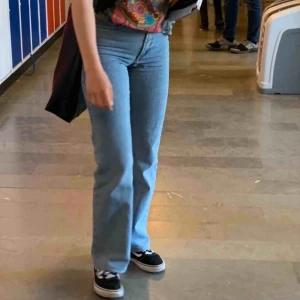  - Skitsnygga ljusblåa jeans, sitter som en smäck på mig som är 160cm med längre ben. Ser ut exakt som 501or, eventuell frakt betalas av köparen🌟💞💞