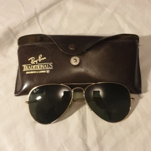 Ray-Ban - Ray-Ban pilotglasögon i toppenskick! Kommer med hårt fodral.