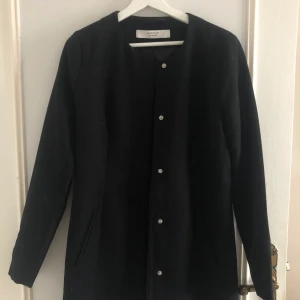 Svart kappa - Svart kappa från Jaqueline de YONG. Använda fåtal gånger då den är lite lång i ärmarna. Storlek S. Frakt tillkommer. 