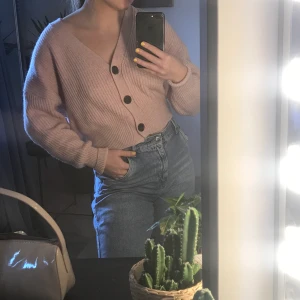 Stickad  - En rosa stickad tröja fint skick! Köpte på MQ innan konkurs så nästan säker att den inte går att få tag på längre