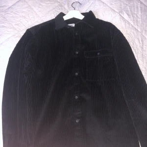 Skjorta - Svart skjorta i manchester tyg från Weekday. Aldrig använd. Storlek M.