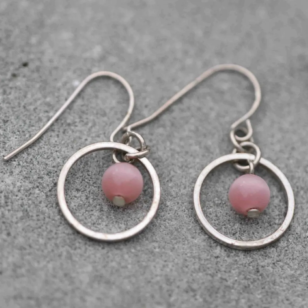 Rosa fina örhängen 🌷  Frakt på 11kr tillkommer, passa på att köpa mer💛💛💛  #pink #earings #örhängen #silver #guld #smycken #secondhand #humana . Accessoarer.