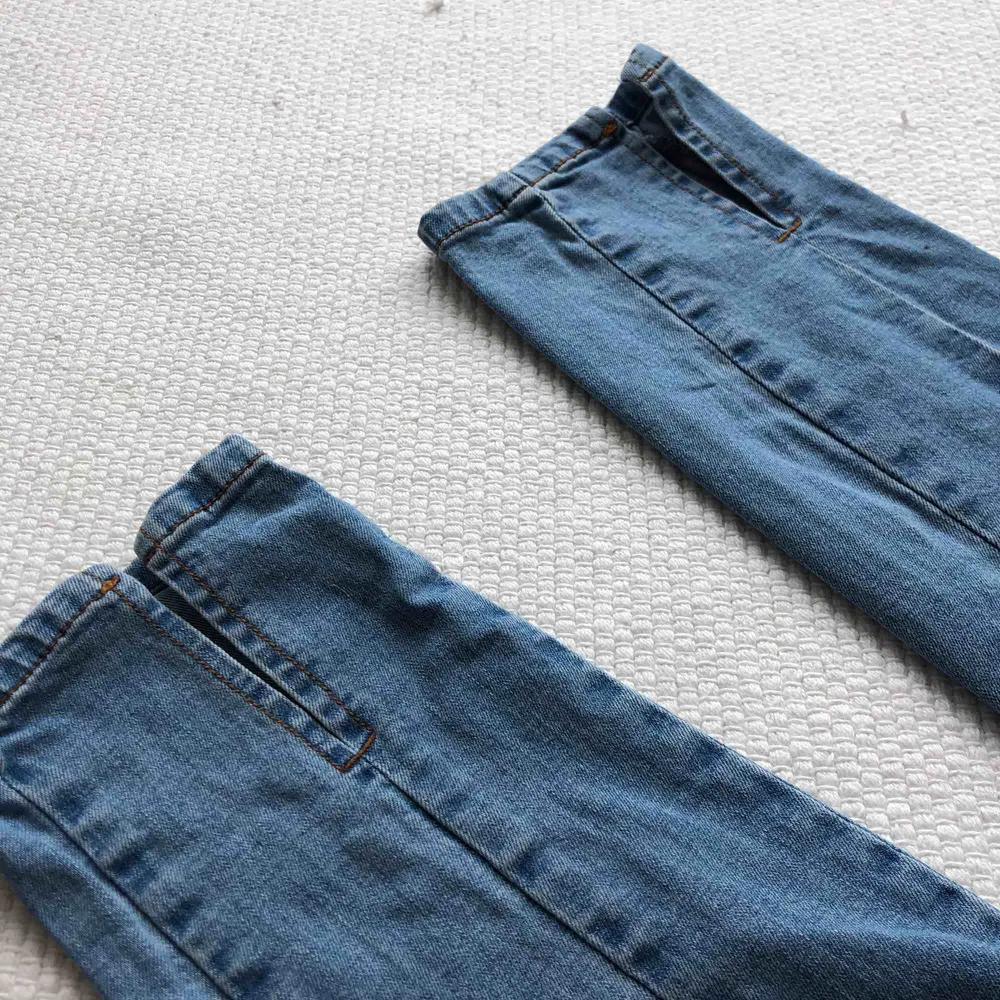 Snygga jeans från NA-KD med slits fram. Säljer pga för små för mig. Använda 2 gånger så de är i mycket bra skick. Lite annorlunda färg i verkligheten (se bild 3). . Jeans & Byxor.