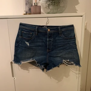Holister shorts - Snygga hollistershorts. Perfekta till sommaren! Köpte dom i fel storlek så de är enbart använda en gång. Storlek 30. Köparen står för frakten