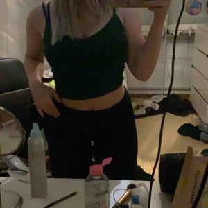  - Linne från behrska, det är mörkgrönt och sitter så snyggt. Den är i nyskick, skriv för fler bilder🥰🥰