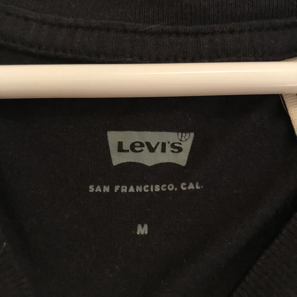 Levis T-shirt med vinrött tryck. Säljer pga använder inte! Strl M men passar även S. Pris+frakt står du för själv ☺️ . T-shirts.