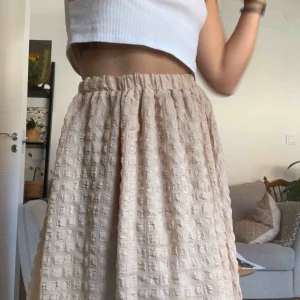  - Beige långkjol! Frakten är inkluderat i priset 💗