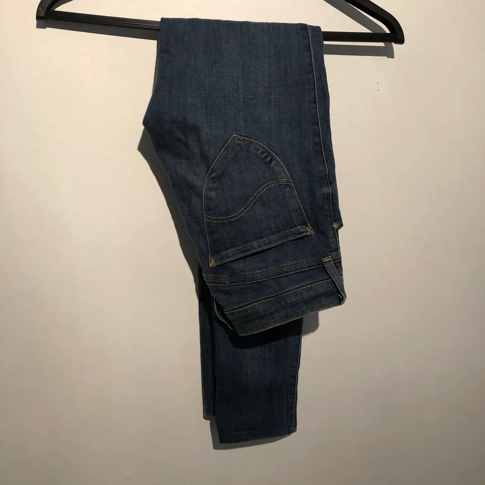 Ett par jeans från Lee! Nästan oanvända!😇 storlek W27L30 😍 säljes för 250 kr inklusive frakt!!. Jeans & Byxor.
