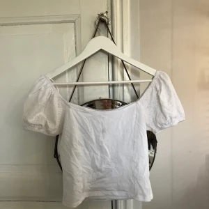Topp  - Vit topp med puffärmar i ”skjortmaterial”. Från monki. Använd Max tre gånger. Köparen står för frakten 💓