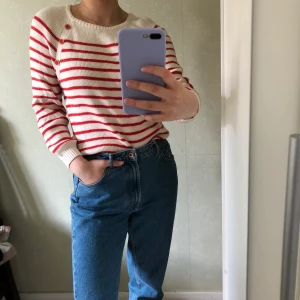 Mysig stickad tröja  - En väldigt mysig och men stickad tröja från Forever 21. Tröjan har knappdetaljer.  🦋Fraktkostnad tillkommer🦋