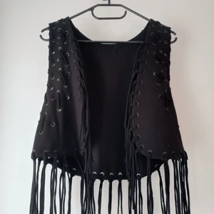 Väst med fransar - Supersnygg väst som kan stylas på mängder av sätt! 