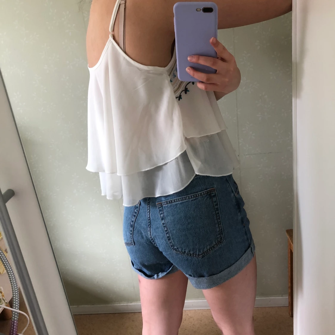 Linne med broderidetaljer  - 91