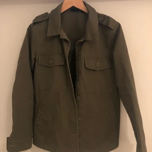 militär grön vår jacka  - super snygg jacka från lindex i en militär jacka, tvär en liten slitning se på andra bilden med tycker själv knte de gör nått så mycke då de ej syns.   fraktar bara