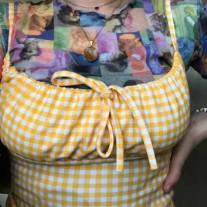  - Söt topp från PrettyLittleThing som är oanvänd med lappen kvar! Ursäkta tröjan under men den är för liten för mig så var tvungen att täcka för lite🥴 men den skulle passa bra på en xs-s! Perfekt för sommaren🥰