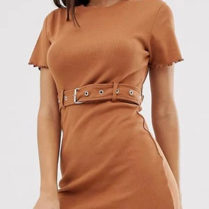 sjukt fin bältesklänning! - jättefin rost/beige klänning från missguided med bälte i midjan, är en storlek L men tack vare bältet passar den även en S eller M. nypris 300kr, frakt inräknat i priset! 🥰