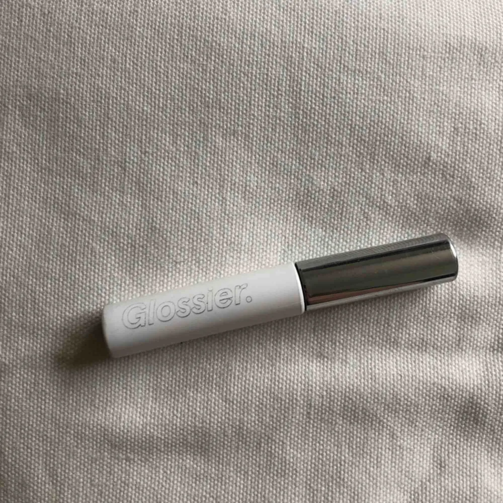 Boy Brow (ögonbrynsgel) från Glossier i färgen Brown. Testad en gång och säljes pga fel färg för mig. Färgen på förpackningen har lossnat när den legat i min sminkväska.. Övrigt.