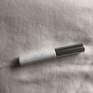  - Boy Brow (ögonbrynsgel) från Glossier i färgen Brown. Testad en gång och säljes pga fel färg för mig. Färgen på förpackningen har lossnat när den legat i min sminkväska.