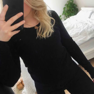  - Marinblå kabelstickad Tommy Hilfiger, sparsamt använd.