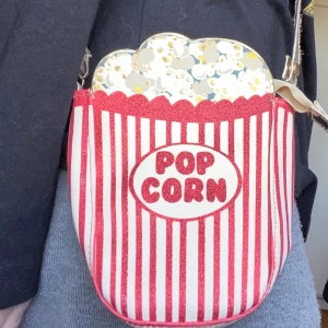 Popcorn väska  - En söt väska som föreställer popcorn från HM💕  den har glitter detaljer och får plats med mobil,plånbok och nycklar inuti😊 pris 80kr + frakt💕