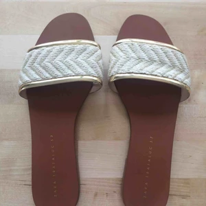  - Sandaler i beiget, brunt och guld. Storlek 37. Från Zara! Endast använda en gång. Nypris 250 kr. 