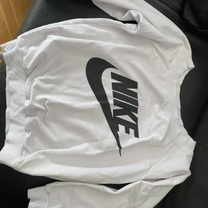 Blus NIKE - Hej Jag har nästan en ny hoodie.  Jag använde det några gånger men det har blivit för litet.  ovanför inskriptionen finns det ett litet inte synligt hål, som var när redan leverande blus till mig.