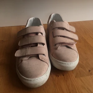 Rosa skor - Superfina skor med kardborreband från & Other stories. Köpta här på Plick men är tyvärr lite stora i storleken så de passar inte på mig.. Frakt ingår