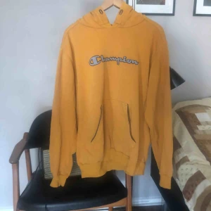  - retro champion hoodie! köpt på beyondretro för 450k nyligen, och använd ca 1-2 ggr. säljer pga de inte är min stil. skicka meddelande om du har frågor!