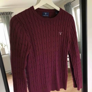  - Snygg, stilren kabelstickad tröja från Gant. Sparsamt använd så mycket bra skick. Stretchig och skönt material, perfekt till vardags eller finare tillfällen💓 Köparen står för eventuell frakt kostnad:)