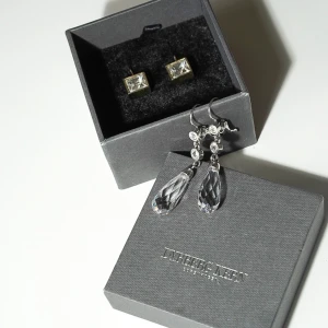 Örhängen Dyrberg Kern - Två par örhängen från Dyrberg Kern. De guldiga för 200kr och dropparna för 300kr. Alternativt båda för 400kr. Sparsamt använda. 