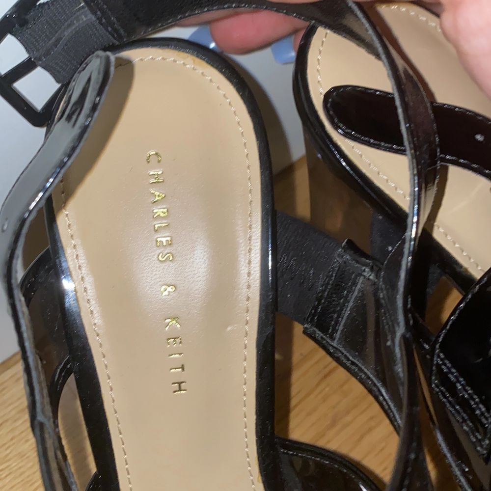 Charles & keith heels, används bara 1 gång, bekväma och passar till allt. Skor.