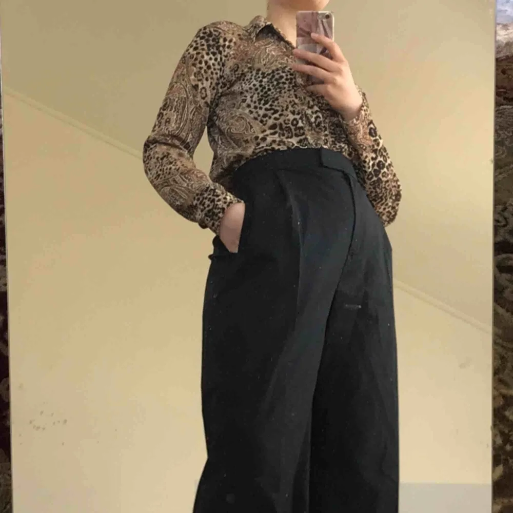 Skitsnygg blus/skjorta med olika mönster i neutrala färger. Den har dragkedja i fram och kan lätt stylea upp en outfit! Köpt second hand men är i bra kvalitet! . Blusar.