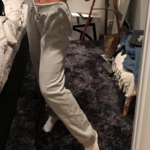 Champion mjukisbyxor - Säljer dessa skitsnygga mjukisbyxor från champion. Strl L men jag är XS och de sitter bra på mig! Något stora i midjan bara men funkar om man drar åt🤩 Frakt 44kr