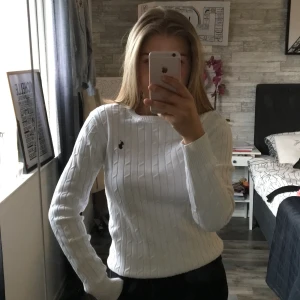 Kabelstickad tröja  - Ralph Lauren kabelstickad 💛