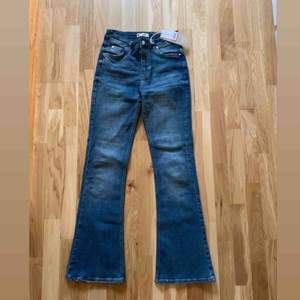 Helt ny , jeans från Gina tricot ,aldrig använd med lappar kvar. Storlek M.  Nypris 400kr.  