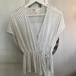 Topp med mönster  - Topp med mönster från H&M. Stl Xs. Köparen står för frakten 💕