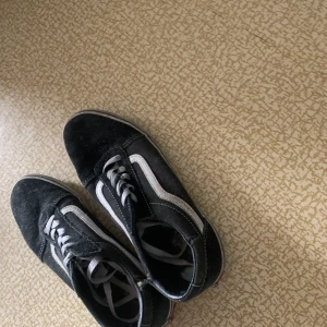 Old school vans - Strl: 38 svarta dam Vans. Använda ca 1-2 år. Kommer tvättas och bytas skosnören innan säljning