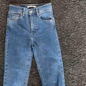Super fina Levis jeans i typ nyskick. Säljer pga att jag köpte fel storlek...  Modellen är: mile high super skinny i storlek w25 (xs)  350:- inkl frakt! 👍🏽