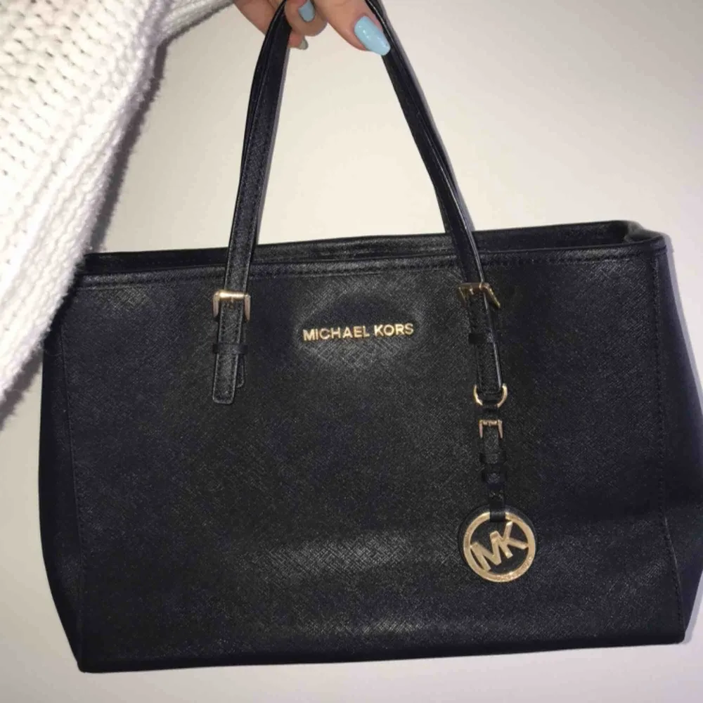 Michael Kors väska 💼  Buda i kommentarerna 💘. Accessoarer.